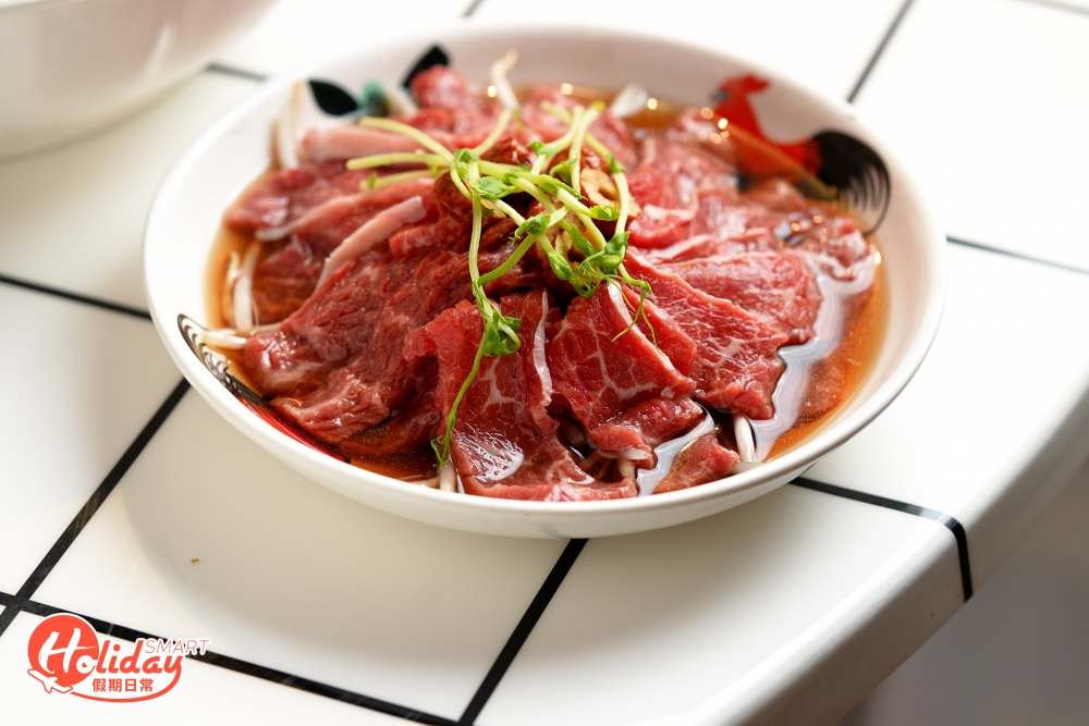 還有陳年花雕浸牛肉，每片牛肉吸盡花雕酒香，質感軟嫩，即使涮完仍留有淡淡酒香，入口更散發陣陣餘香。