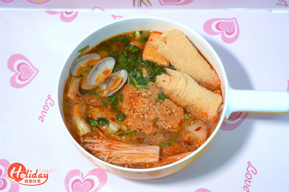 小店只供應兩款湯粉，分別閃花甲粉和百搭粉(自選兩餸、無蜆、無花蛤)，另有三款涼拌小食。下單模式似足車仔麵劃紙仔，想要甚麼便在紙上勾甚麼，可自選擇辣度、麻度、麵底和配料，如芫荽、蔥、炸蒜，亦可以追加其他餸等。