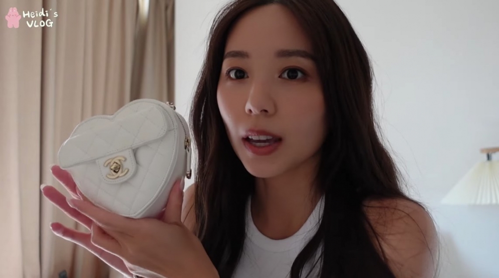 近日Heidi新買嘅Chanel白色心形包包