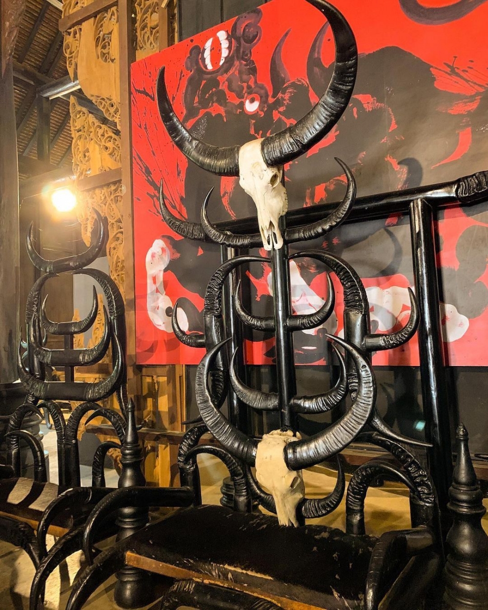 各個館內展示了各式各樣以黑色意象的藝術品，包括動物骸骨、動物標本和獵捕工具等。