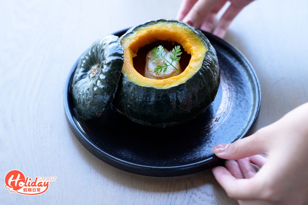 餐湯供應花蟹肉立魚濃湯、北海道帶子原隻日本迷你南瓜湯等，特別推介後者，用上原隻日本南瓜裝盛，再放上原粒北海道帶子，南瓜湯質感濃厚鮮甜。