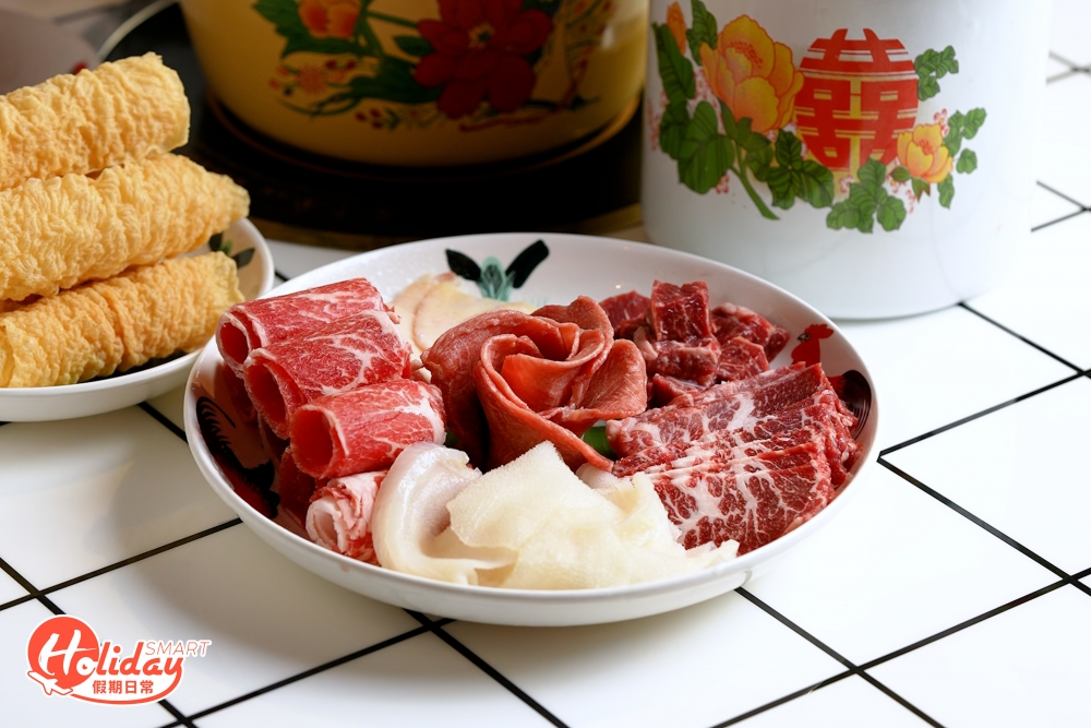 另外仲有多款火鍋配料選擇，完全可以滿足各位食肉獸，龍鳳呈祥牛肉拼盤一碟有齊手切牛頸脊﹑雪花肥牛、骰仔牛肉粒﹑牛柏葉和、牛舌片和及牛胸尖，拼盤CP值超高，牛魔王必點。