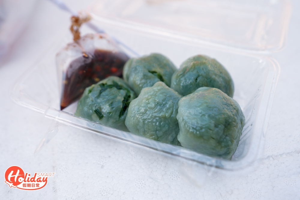 餃子賣相與廣東韭菜餃相似,但卻有別於廣東食法,泰國人喜愛比較濕潤的美食,因此他們會配上自家秘製醬汁,再將醬汁淋上餃子食。