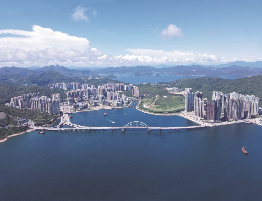 在2018年已經開始動工的將軍澳跨灣連接路及「將軍澳——藍田隧道」工程已進入最後階段，預計將於今年12月同步啟用。將軍澳跨灣大橋落成後，將成為全港首條同時設有行車道、行人路、單車徑及觀景台的跨灣大橋，全長約1.8公里。