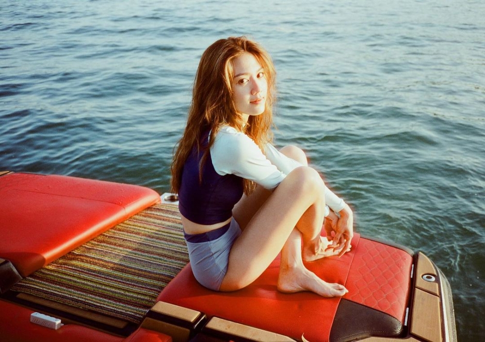 周秀娜近日上載一系列嘅泳裝照，再被網民指身材「縮水」？！