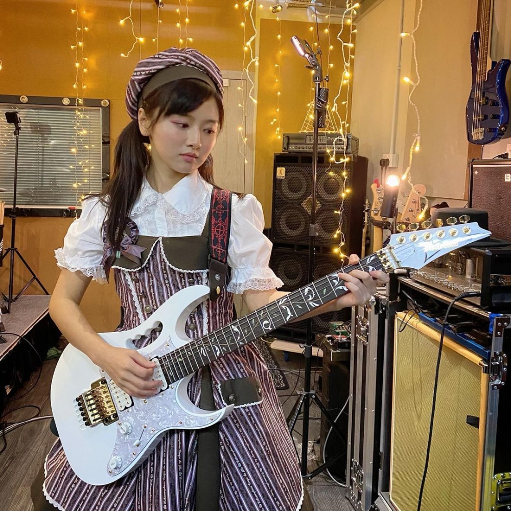 現年26歲嘅羅毓儀大學就讀香港城市大學，畢業後佢報考藝員訓練班入行