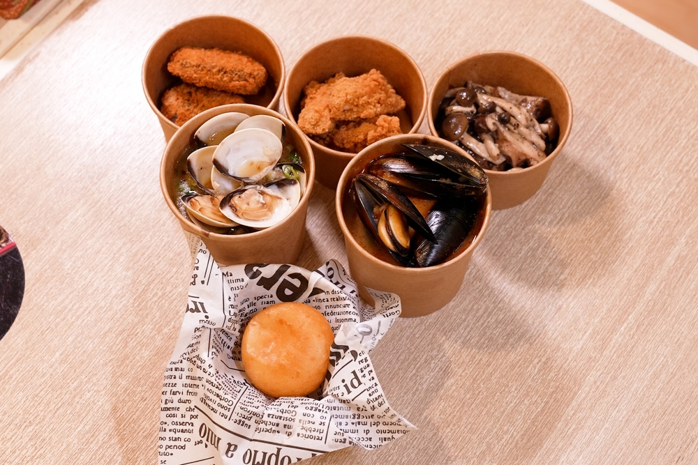店家一共有11款小食,當中有海鮮和日式炸物等。