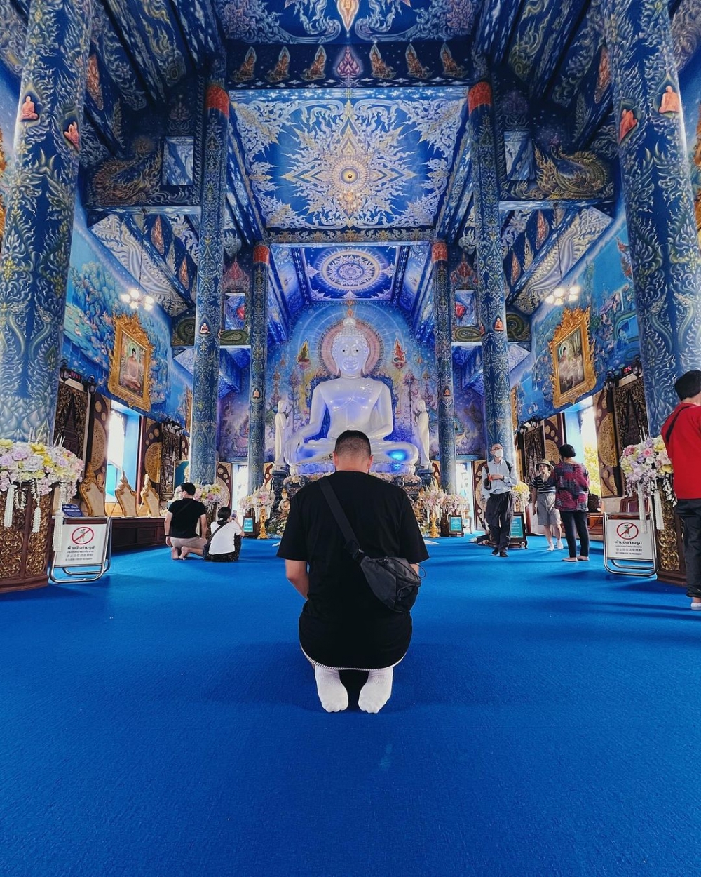 寺廟內的白色佛像在不同深淺的藍色搭配金色襯托下，充滿奇幻的感覺～