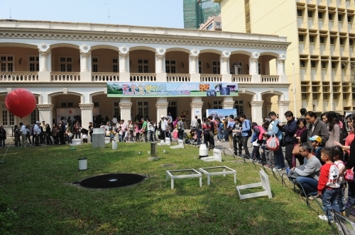 為了進行適當的防疫措施,開放日將分開不同時段以供預約參觀,如報名人數超出限額,將以電腦抽籤形式處理;如果成功獲取天文台開放日入場票的幸運兒,將於11月21日或之前透過電郵方式收到二維碼天文台開放日入場券。