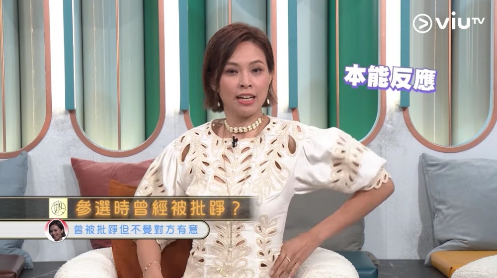 朱慧敏：「但係！但係！可能因為大家當時都好新呀！」佢指一話有記者，一眾佳麗就本能反應咁抬高手踭叉腰。