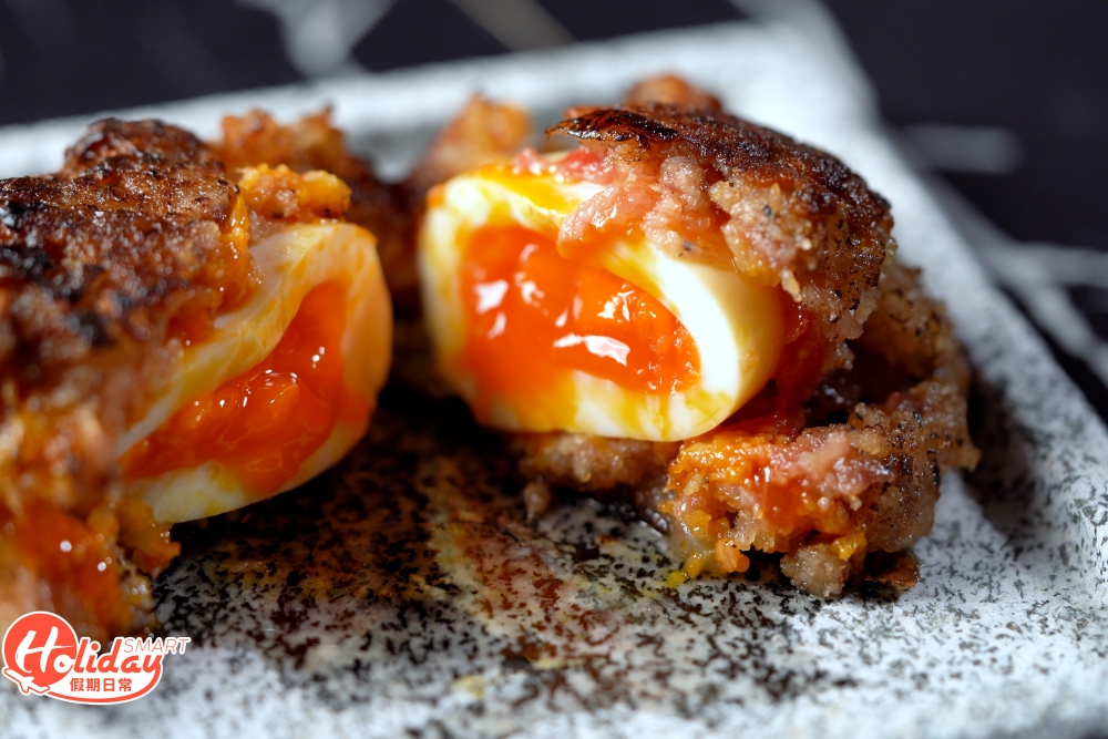 燒到脆香的和牛油脂適中，半熟流心蛋黄一湧而至，蛋香濃郁拌飯一流，無需蘸點調味料亦夠濃郁！