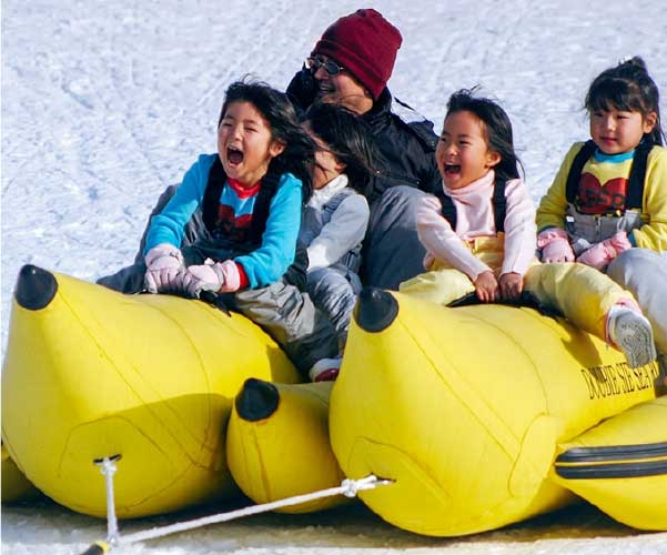 滑雪場內亦有其他設施，圖中為「香蕉船」（雪上泛舟）