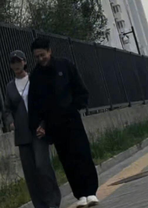 近日有內地網友喺微博發文指跑步戥遇如劉愷威同佢女朋友，更指出劉愷威女友係一位女演員