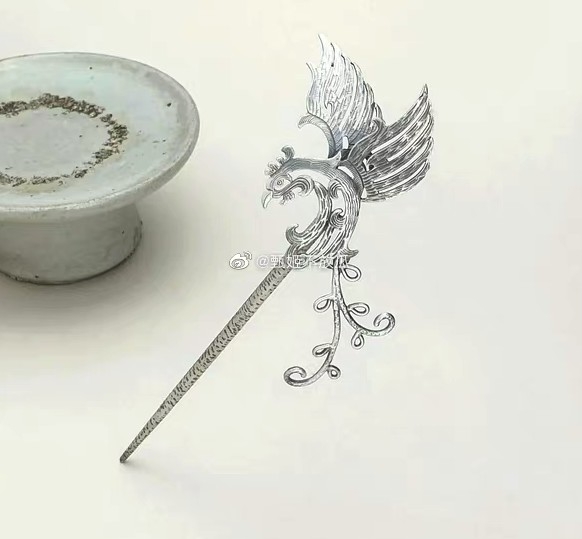 網民隨即搜出韓國品牌嘅鳳凰髮簪官方圖。