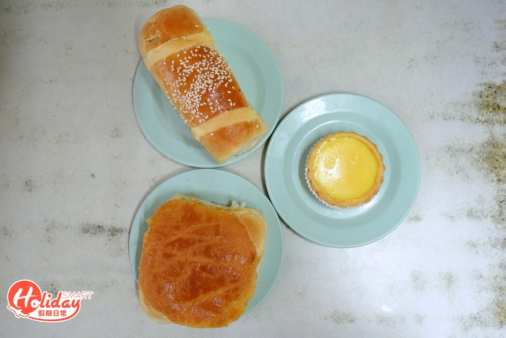 招牌曲奇皮蛋撻每日不定時新鮮出爐，基本上一出爐轉眼已經清空，撻底鬆化香口，蛋漿滑溜燙嘴，食落不會過甜。另一王牌菠蘿油以豬油渣製作而成，菠蘿皮脆卜卜，包身夠鬆軟。