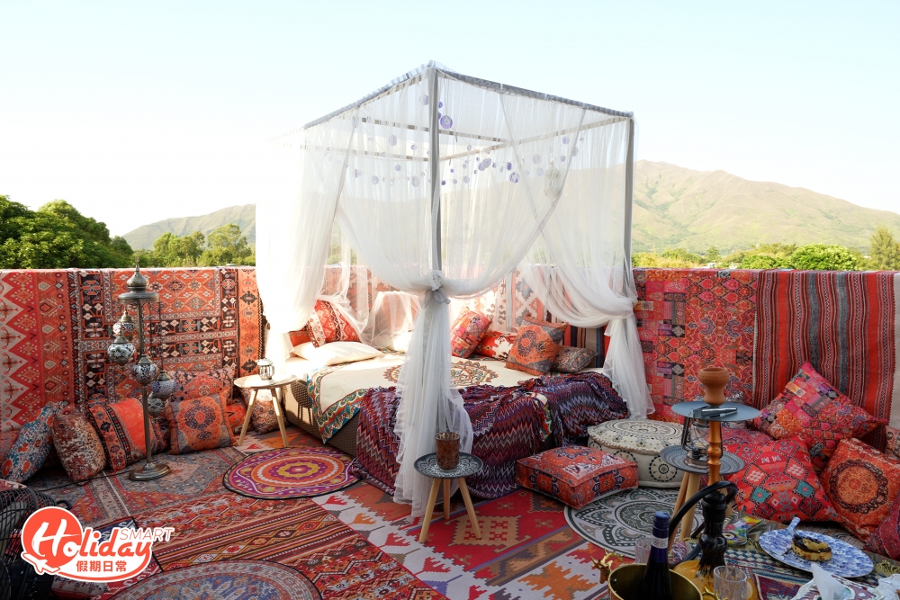 來到頂層的天台,轉眼間由峇里島飛到土耳其, 經常到土耳其卡帕多奇亞旅行的屋主,為一止旅行癮,索性將屋企天台豪裝,神還原熱氣球勝地卡帕多奇亞的打卡露台, 周圍擺滿民族風手工地毯和裝飾,注重每一個細節位。