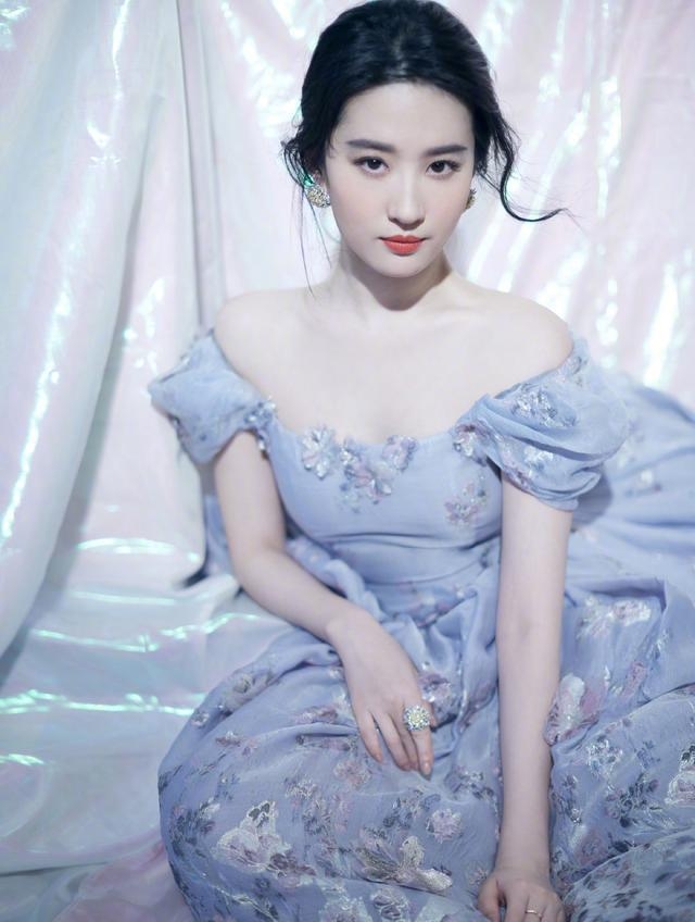 但造型照又似乎同現場嘅照片唔同？！