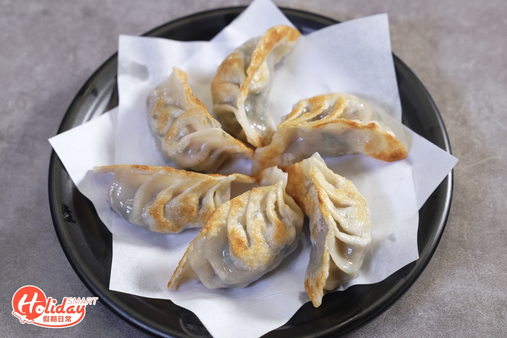 煎餃方面師傅特別採用先烚後煎的煮法，才能保持餃子皮煙韌帶有皮脆卜卜的口感！