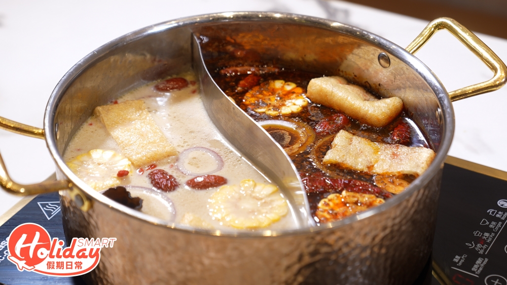 店家也推介藥膳椰子雞鍋，同樣有大量鮮嫩雞件和藥材之外，藥膳湯底配搭椰子，味道先甘甜帶濃郁椰香，椰子控必定喜愛。