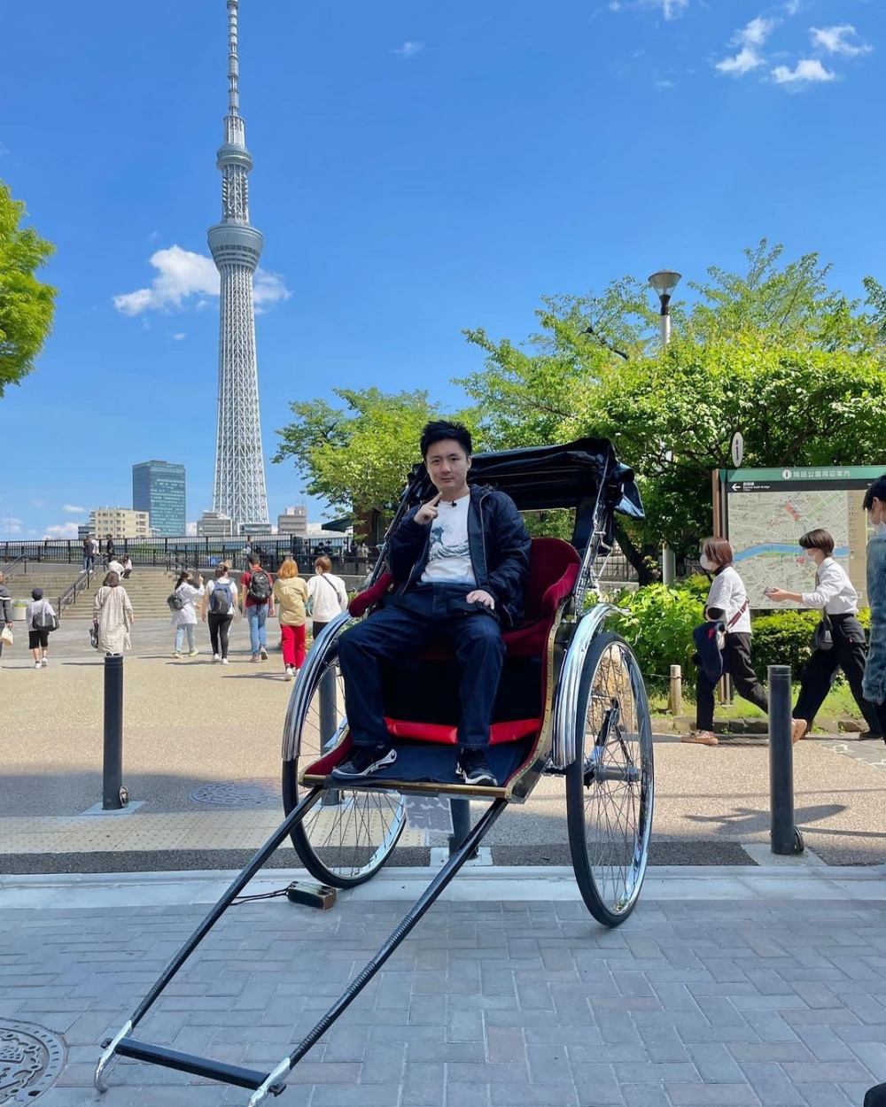 有指鍾培生喺東京期間出入銀座等地都有Momona陪伴