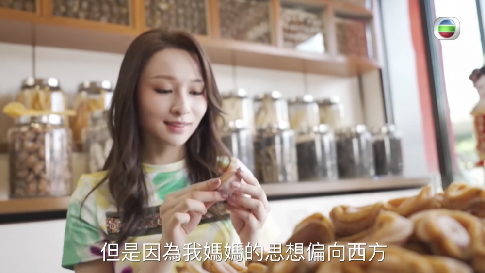 Denice曾透露同媽媽喺英國嘅生活，自細大部分時間都係同媽媽一齊