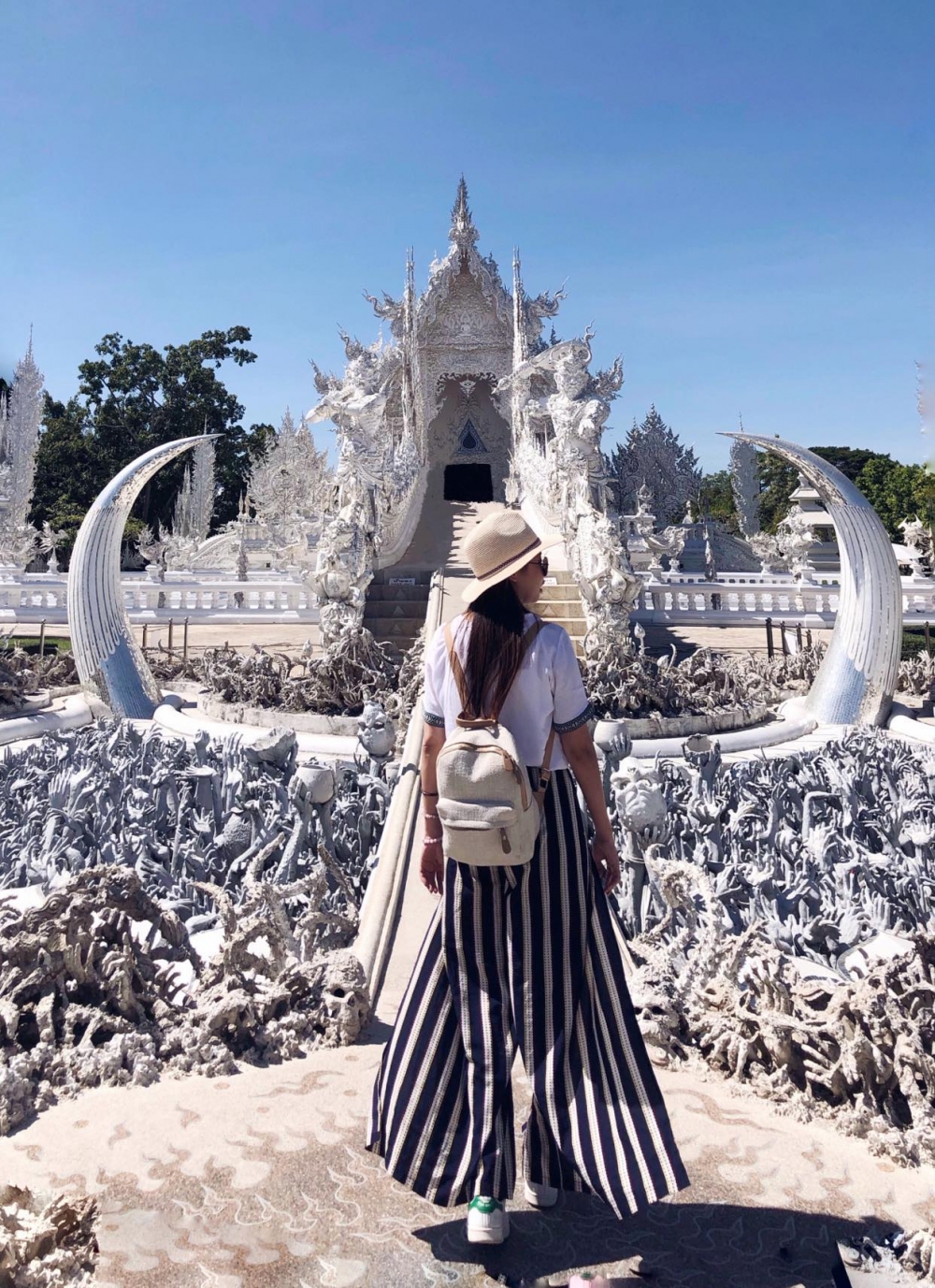 想要白廟的進入主建築，就必須經過參拜橋，有傳橋只能單行，不能回頭！