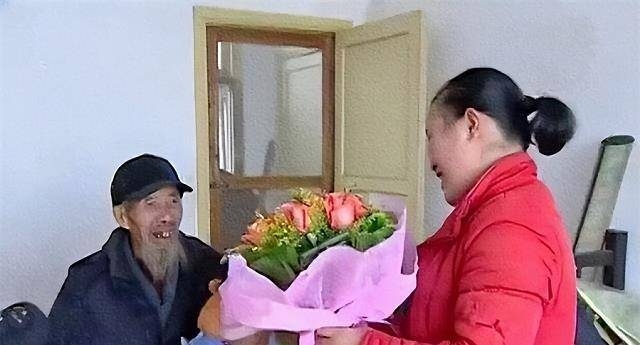 張鳳亦喺青春期與文長林嘅朝夕相處之中，對佢暗生情愫。