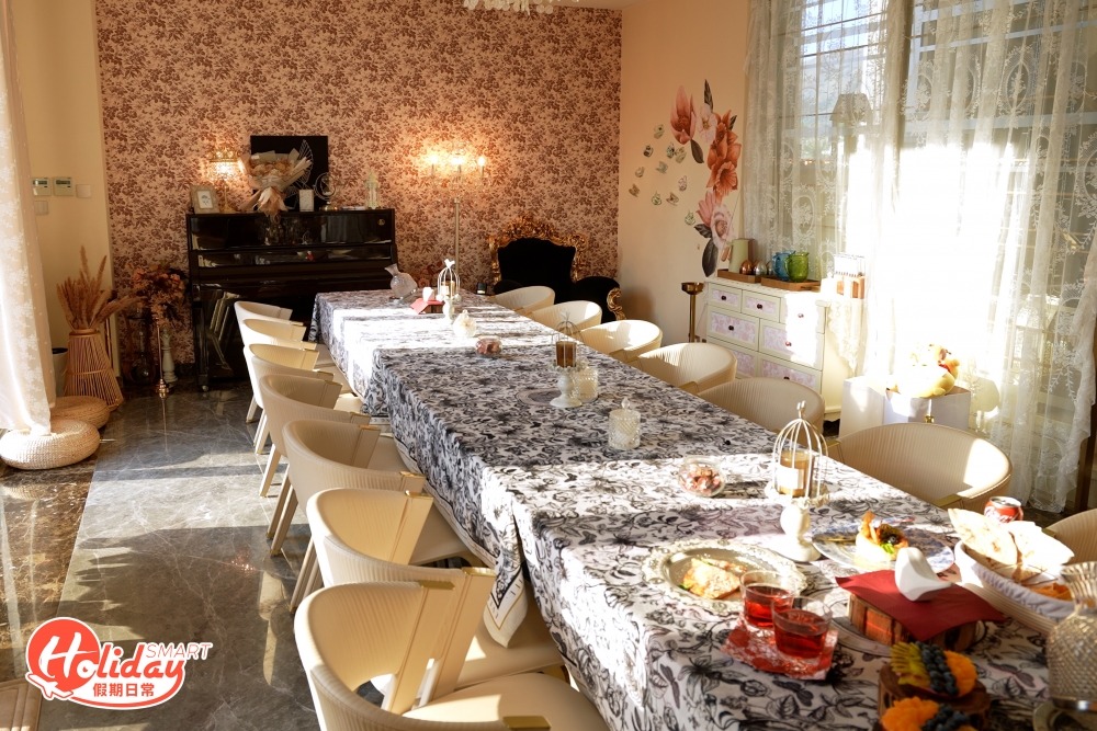 屋內每個角落都花盡心機佈置,一入屋內已經見到奢華而高貴的客廳,平時主要提供Fine Dining,由屋主親自設計菜式和下廚。既然是私房菜,當然要先預約,預約時跟大廚溝通想食甚麼風格的菜式,之後大廚會以「廚師發辦」(Omakase) 方式為大家預備專屬Menu。