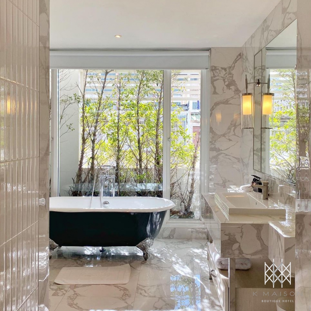 部份房間嘅浴缸位置係面向樹林景，私隱度絕對夠高！