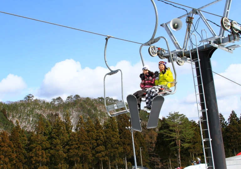 而且滑雪場仲會營業到晚上10點，大家可以體驗晚間滑雪～