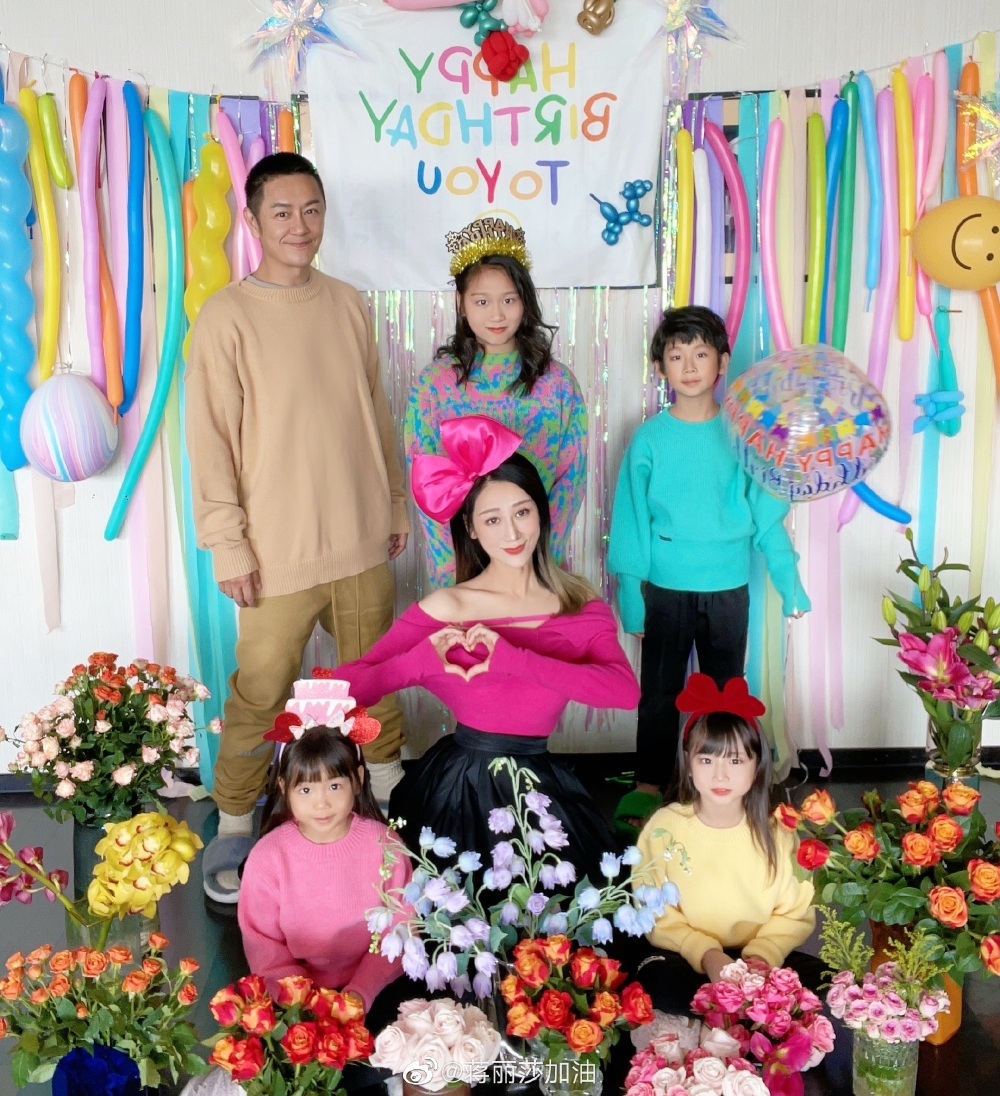 二人婚後育有3女1子，而網民都覺得子女們同佢哋嘅樣貌十足十餅印咁～