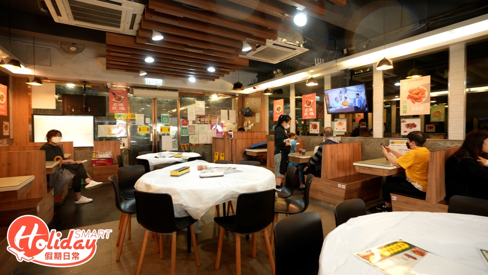 捲土重來的粥品老店易名為「正牌沙田雞粥」,名字雖然改變,但味道依舊,連店舖裝橫都與舊址相似,同樣是港人回憶中的大排檔。