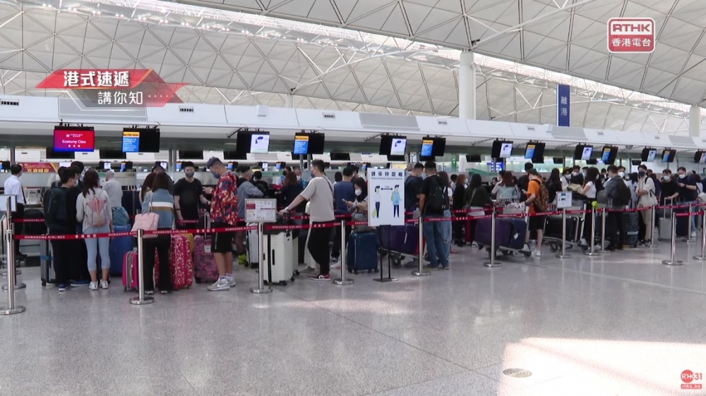 10月11日機場有唔少「返鄉下」嘅港人排隊辦理登機手續