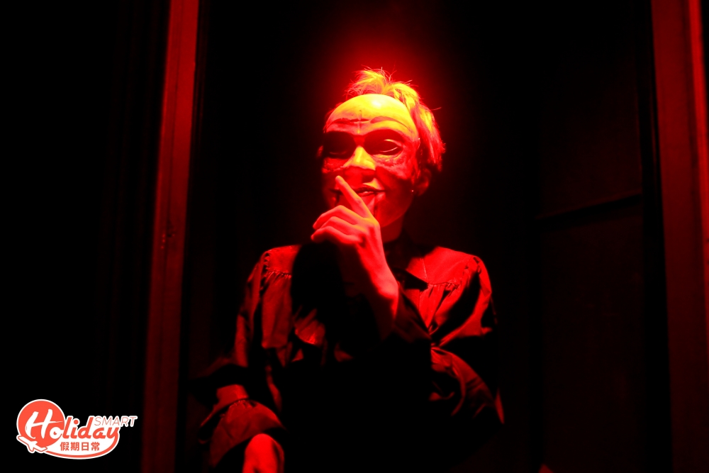 90年前，一個怪異的女嬰誕生於名門望族，該家族從此厄運連連，成員一個接一個死於非命！為求自保，女嬰的父親竟把親生骨肉棄於荒山野嶺，含怨而死的孩子化成鬼嬰，於荒廢的大宅中陰魂不散，大家進入荒廢的大宅去探訪被詛咒、令家族厄運連連的鬼嬰，幸運的話可能會遇上大宅主人的款待，謹記如果見到詭異嘅娃娃公仔，記得咪手多多亂碰詭異的娃娃公仔，小心鬼嬰隨時上你身！