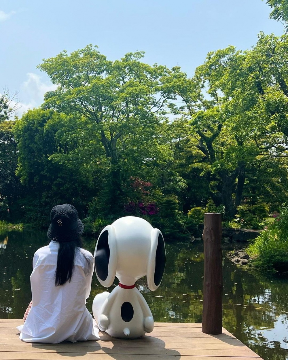 BlackPink成員Jisoo同樣在這裡打卡，湖邊史努比成為超熱門的打卡位～