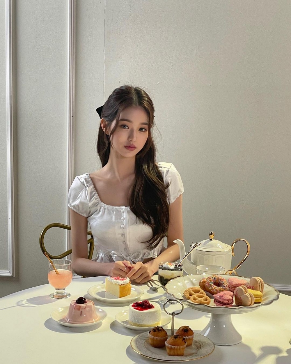 其中18歲嘅張員瑛人氣非常高，過往亦有份參加選秀節目《PRODUCE 48》