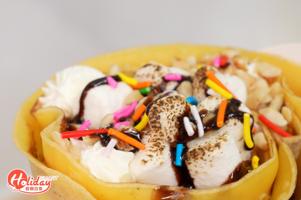 最為特別是捲起後，放上棉花糕並燒至微焦，外脆內軟的口感必能滿足甜品控。