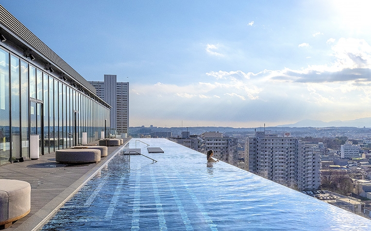 最為吸引是SORANO HOTEL的水療設施,酒店10樓設有桑拿浴、室內水療;11樓則有足足60米長的無邊際泳池,以窗外遼闊景觀為背景打卡一流!