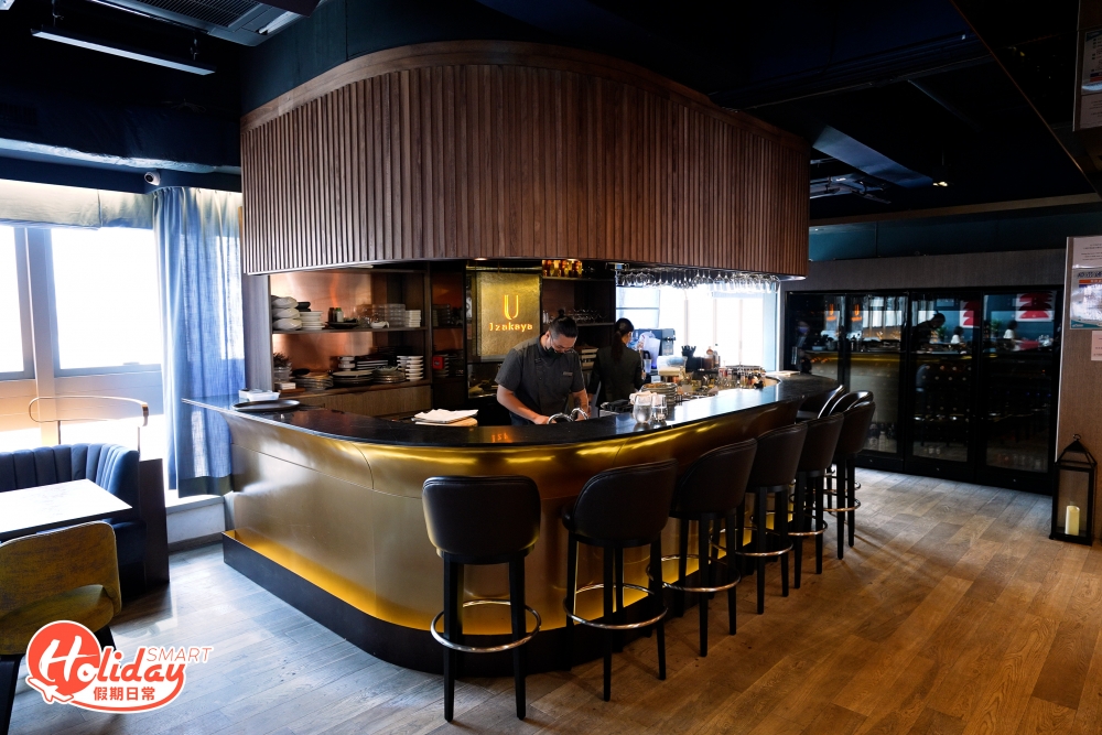 餐廳裝潢以西式現代風為主，除了空間感十足的用餐位置，餐廳更設有戶外位置及半圓酒吧，可與好友摸酒杯底傾偈！