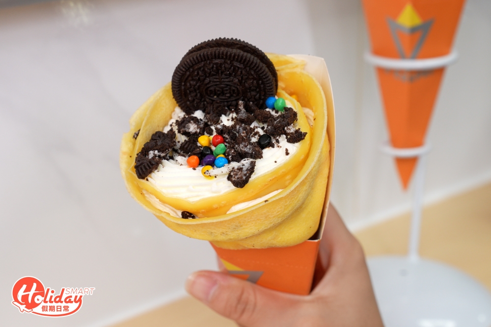 店家出手相當大方，將原個芝士蛋糕放入於餅內，蛋糕甜度適中，更可以一次過嚐到綿柔及鬆化的口感！