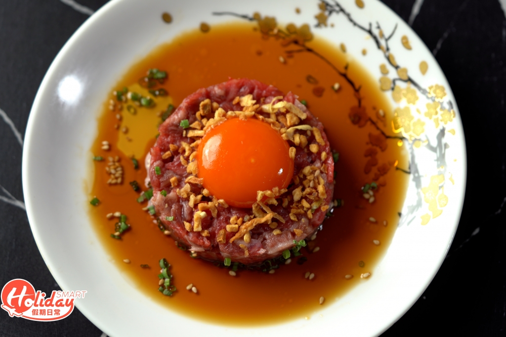 蒜香A4黑毛和牛他他用上生牛肉拌以蛋黃同吃，牛肉口感嫩滑無筋無腥味，蛋黃及日式醬油令鮮甜味更為突出。