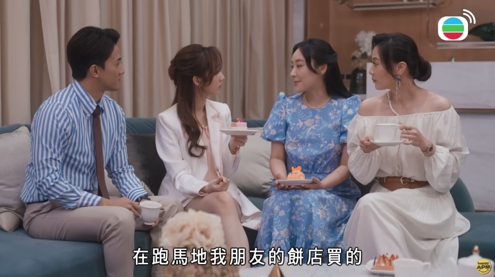 陳瀅睇落比旁邊嘅何依婷大一個size!好在坐佢隔離嘅朱晨麗同陳瀅身型相差唔大。