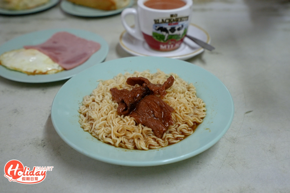 來到祥香不少人都會點特餐，來一碗惹味濃香的沙嗲牛麵，上枱時見麵不見牛肉，第一時間可能以為放漏了沙嗲牛肉，仔細一望，其實沙爹牛肉在麵底下，此做法可以讓沙爹牛汁和湯底更快融和。