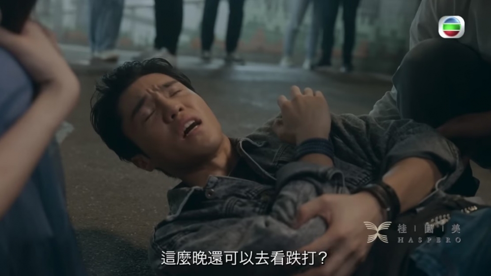 丁子朗喺出手幫陳曉華嘅時候，唔小心扭傷右手