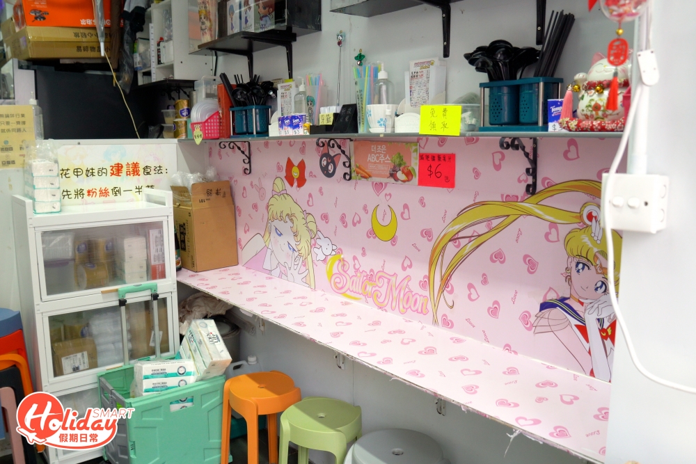 從店名便知是主打花甲粉，大部分食客都是叫外賣，並不是因為店舖不提供堂食，而是整間店只設4個堂食座位；營業時間同樣刁鑽，主要做晚市生意，所以午市只是營業兩小時，想坐低慢慢歎其花甲粉真是要「睇彩數」。