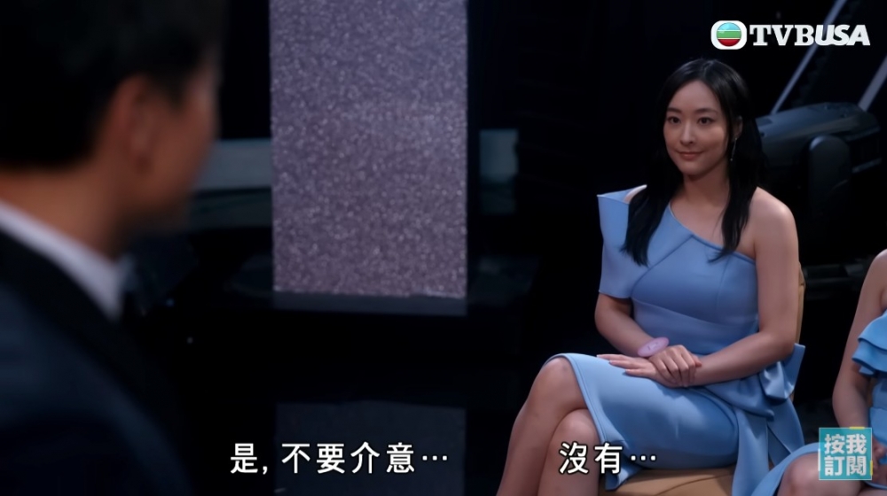 陳瀅所著嘅粉藍露肩長裙就唔係好有修身效果,加上單肩設計,令肩膊整體有「好橫」嘅感覺。