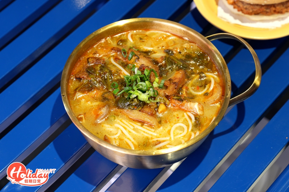 不少食客大推客家酸辣豬臉肉米線，其靈魂湯底由多種香料熬煮而成，再配合自家醃製酸菜，湯底帶微辣偏酸，惹味醒胃；豬臉肉即是豬臉頰的肉，醃得夠入味，口感有點像爽口的豬頸肉。