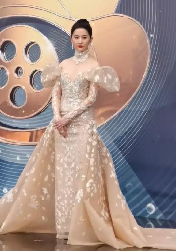 由於佢戴上咗頸箍，令佢遠睇好似冇頸咁！