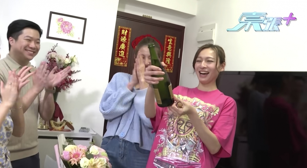 Denice奪冠後，佢嘅朋友都已經喺屋企等緊佢慶功！