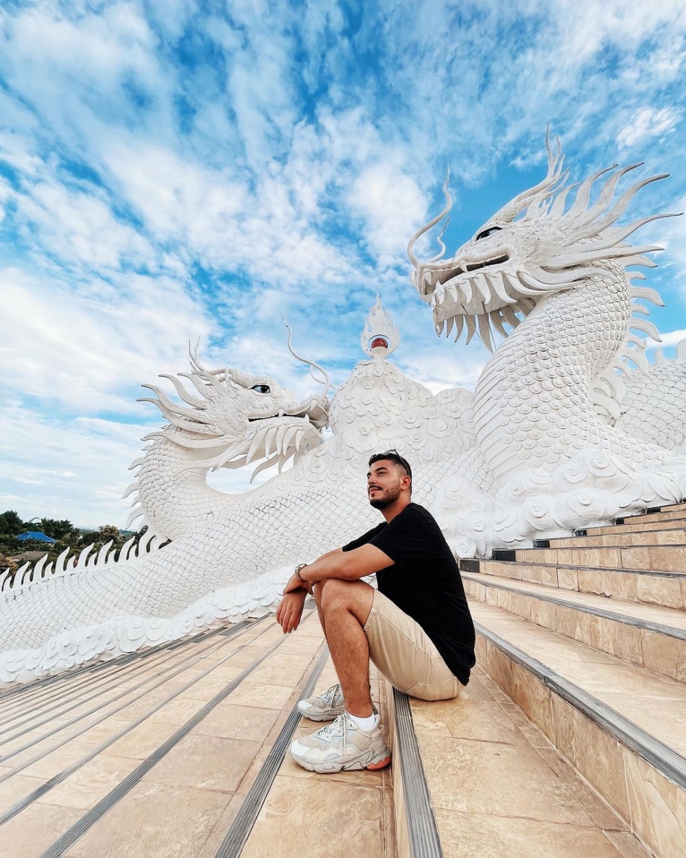 通往觀音像的階級兩側有白色巨龍在鎮守，氣勢十足，成為不少遊客的超熱門打卡位！